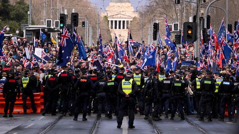 Видео ⟩ Тысячи людей в Австралии протестуют против массовой иммиграции