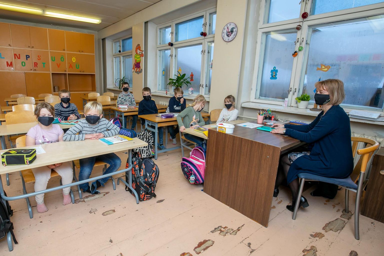Kaader Haljala koolist: õpetaja ja õpilased on kaitstud, kuid Eesti Haridustöötajate Liit soovib, et õpetajaid vaktsineeritaks kohe pärast meditsiini- ja hooldekodude töötajaid. See on oluline, et haridussüsteemi ei peaks jälle pausile panema.