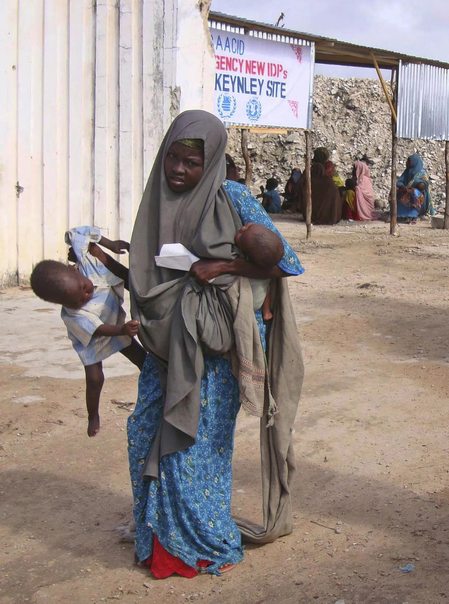 В Сомали из-за голода матери вынуждены выбирать, кого из детей оставить в живых.