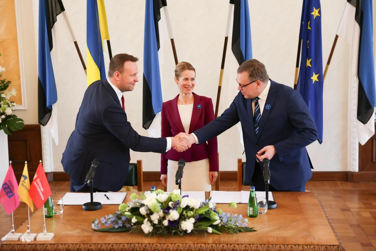 Председатели коалиционных партий Лаури Ляэнеметс (СДЭ, слева), Кая Каллас (ПР) и Лаури Хуссар ("Эстония 200") после подписания соглашения.