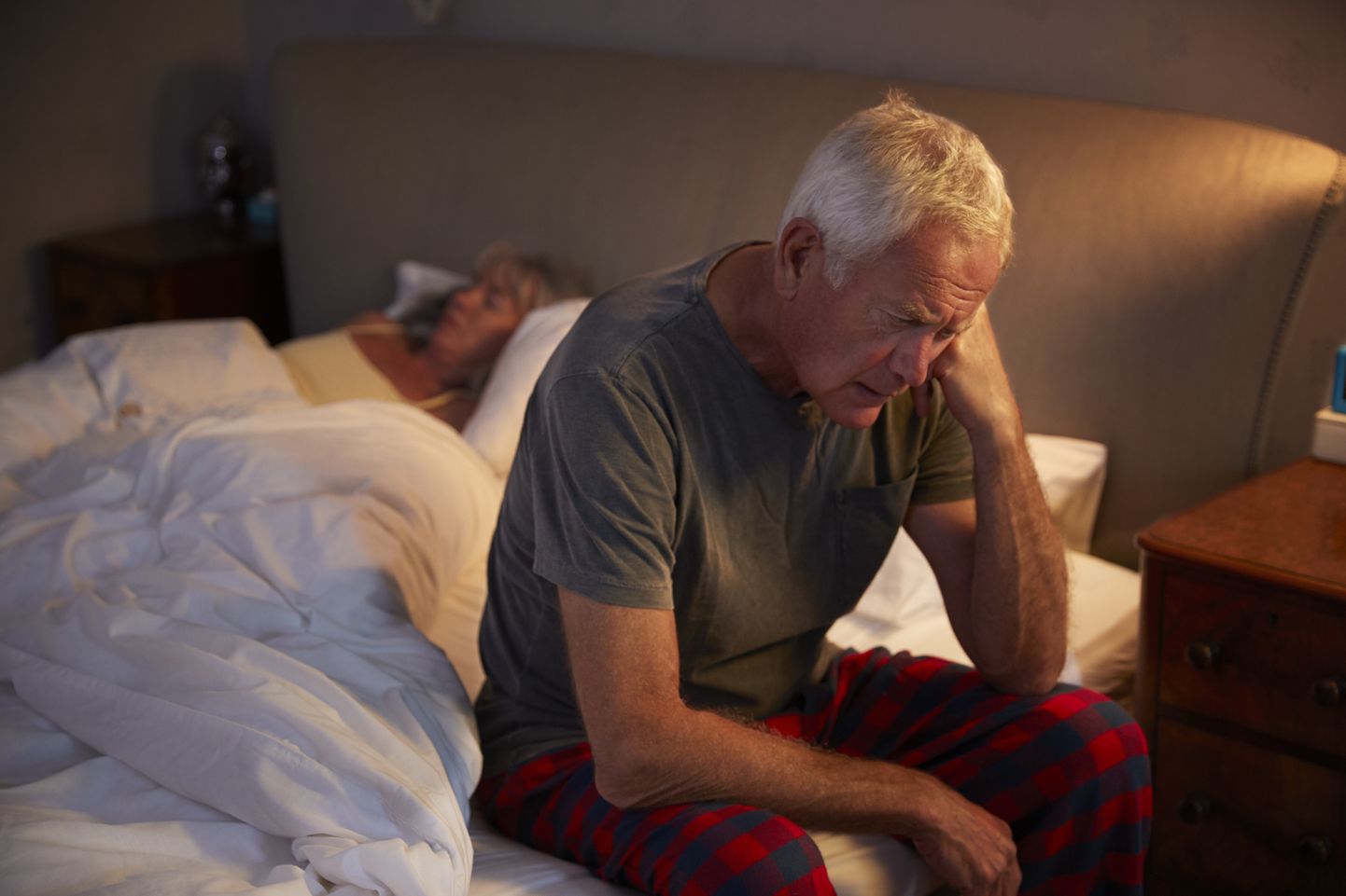 Kui kaaslane unes vehkleb ja jagab obadusi, elab välja oma unenägusid, võib see olla märk Parkinsoni tõvest.