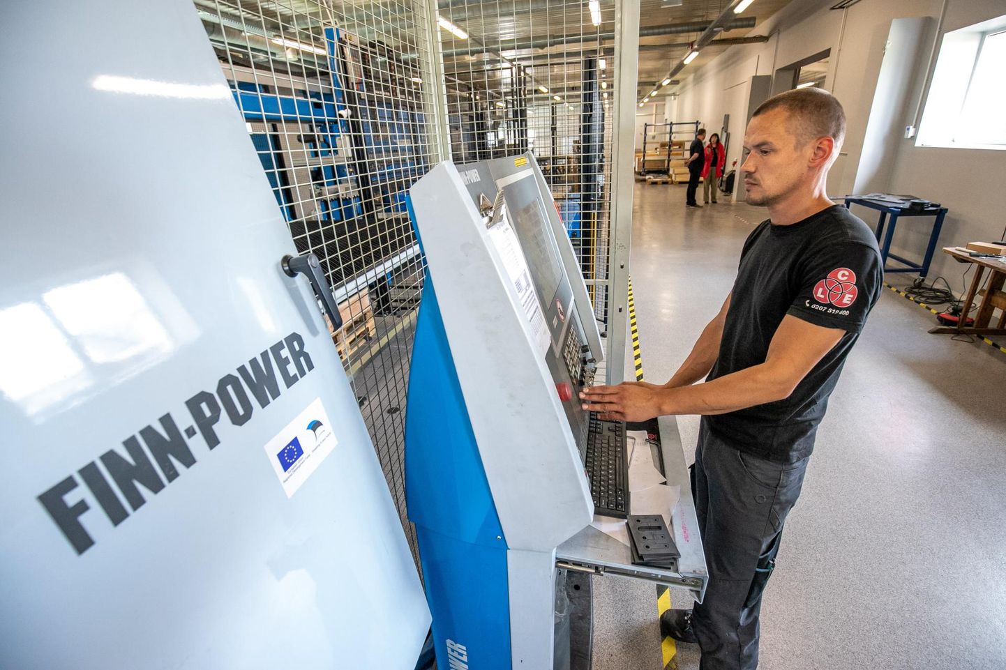 Kunagises Vändra leivatööstuses valmivad ekspordiks elektrikapid, üks CNC-pingi operaatoreid on Viljar Levand.