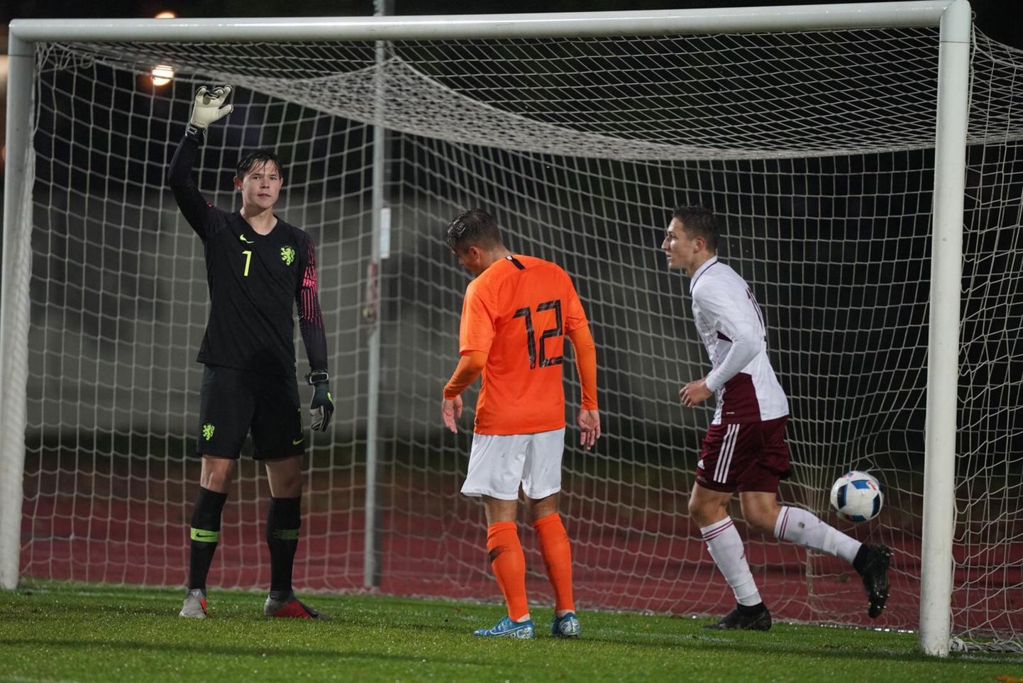Latvijas U-19 izlases futbolisti cīņā pret Nīderlades komandu.