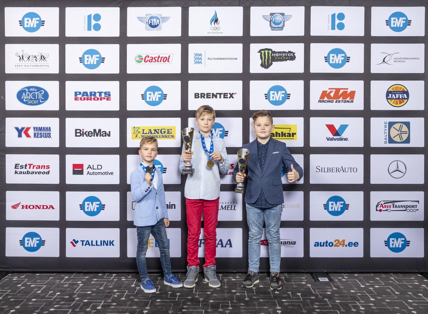 Eesti mootorrattaspordi föderatsiooni hooaja lõpetamisel pälvisid tunnustust Viljandi motoklubi noored (vasakult) Marten Raud, Romeo Pikand ja Karl Hunt.