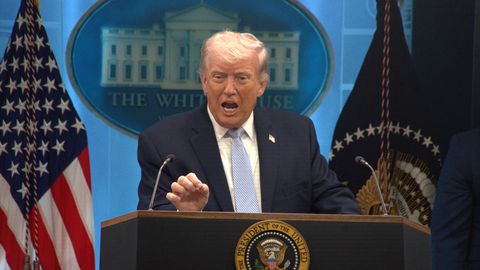 Tramps uz divām nedēļām apturēs Irānas bombardēšanu, ja tiks atvērts Hormuza šaurums