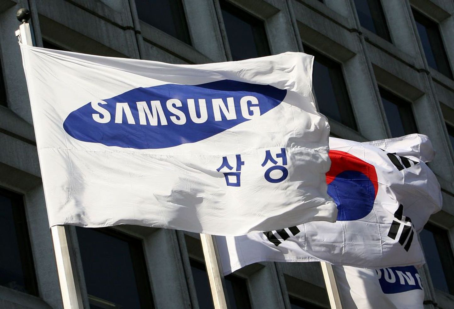 Lõuna-Korea elektroonikagigandi Samsungi lipud Soulis asuva peahoone ees.