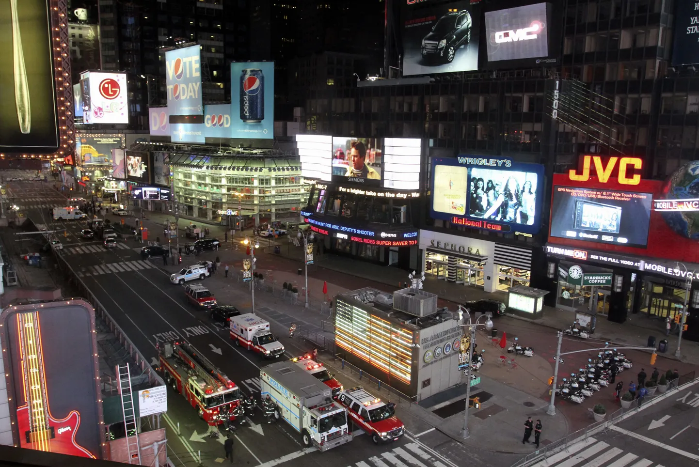 Politseinikud ja tuletõrjujad Times Square'il