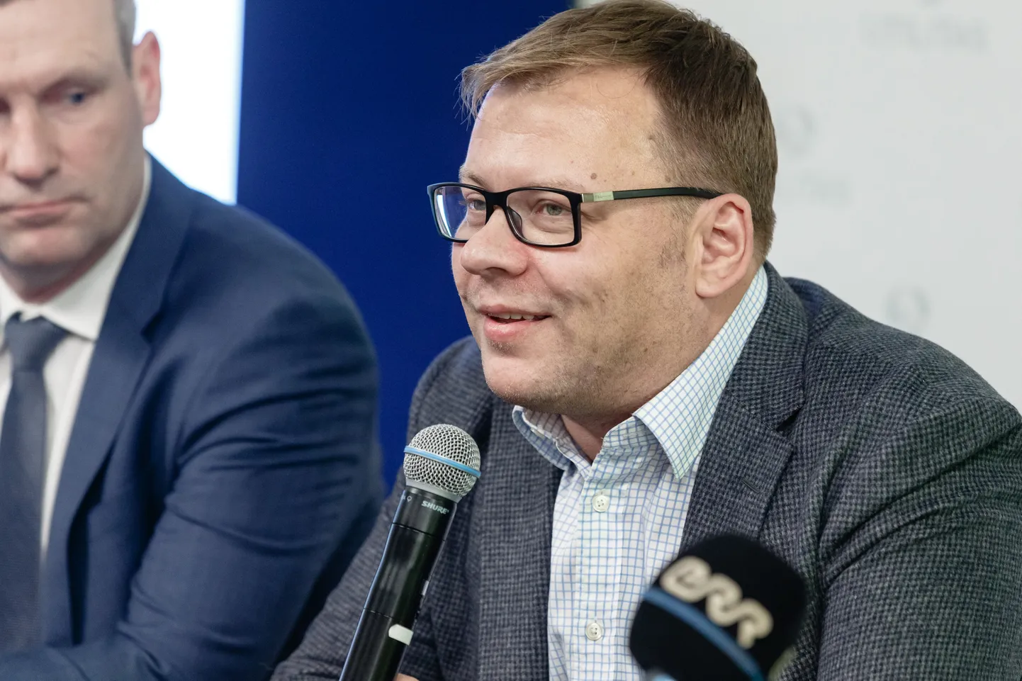 Kristjan Rahu 28. novembril toimunud briifingul, kus selgitab Utilitase suurosaluse müüki.