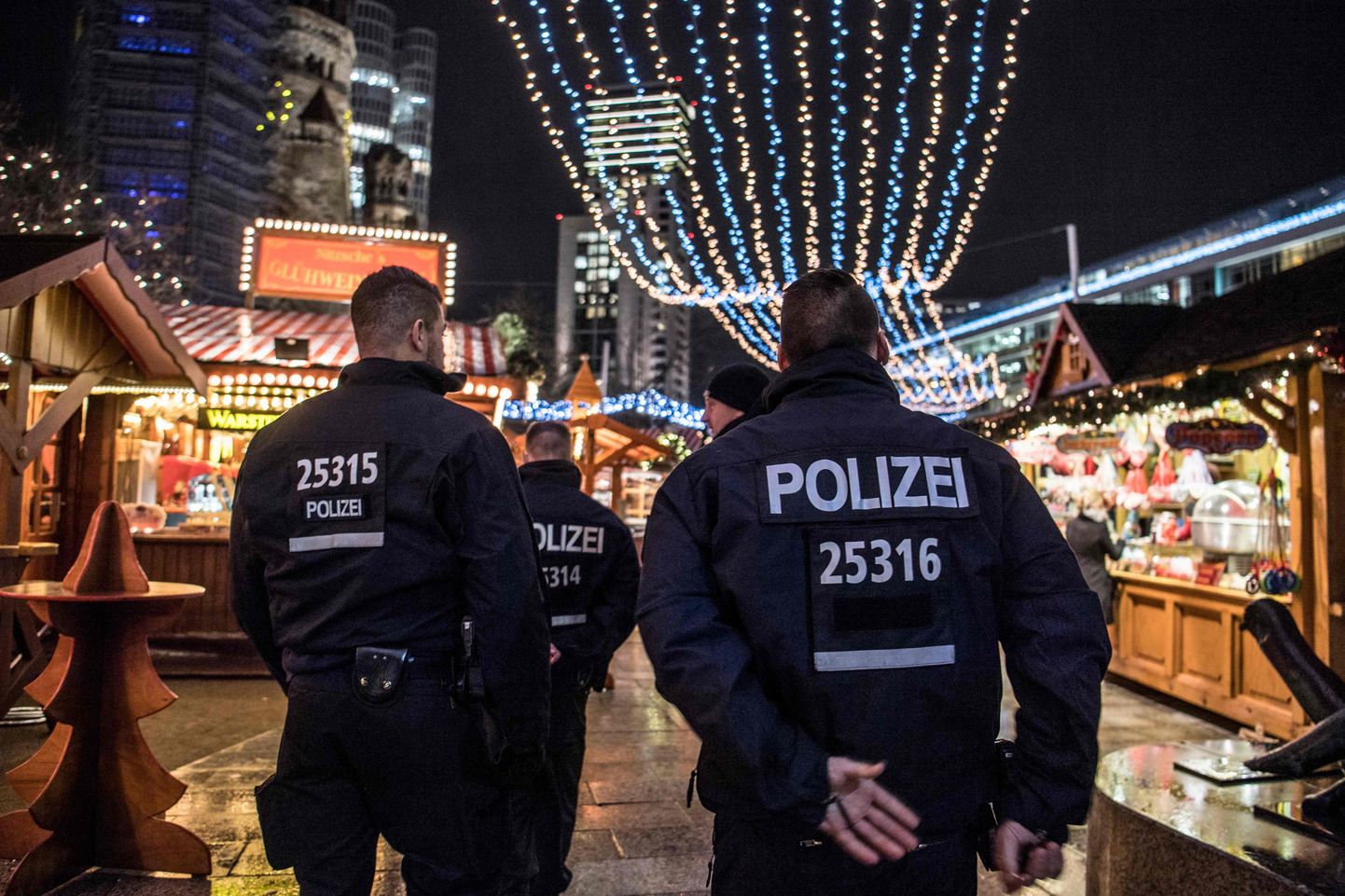 Politseinikud Berliini jõuluturul.