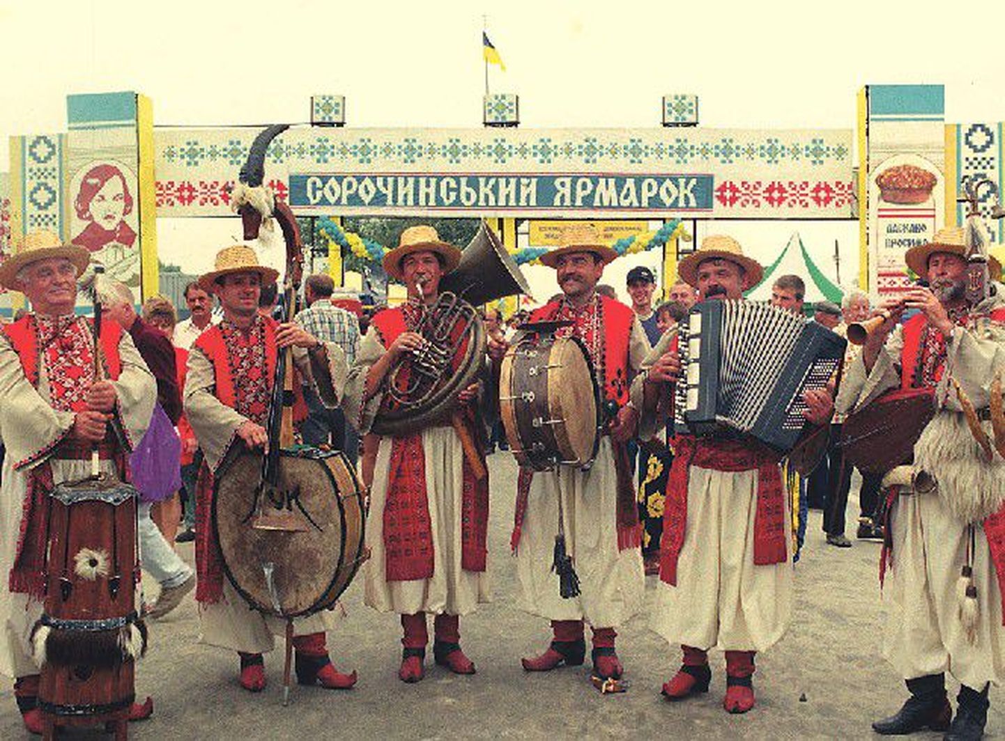 Эстония —  это единственная страна, в которой за пределами Украины проводится Сорочинская ярмарка. На фото: национальная ярмарка в Полтавской области, в селе Большие Сорочинцы ежегодно привлекает тысячи гостей как с разных уголков Украины, так и из других стран.