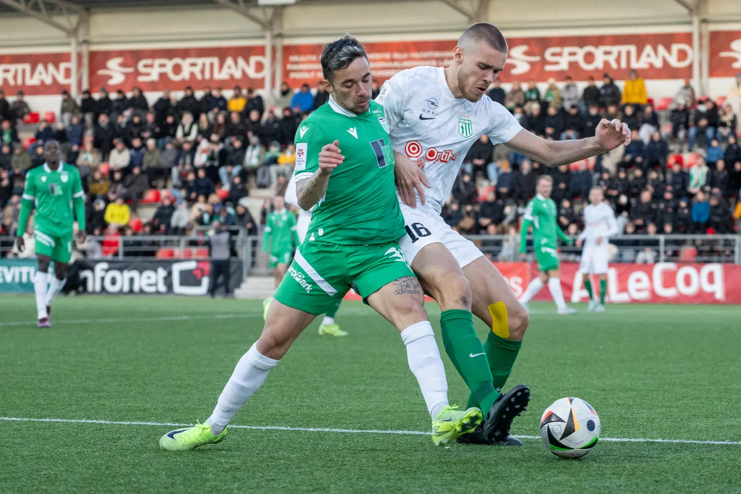 FC Flora keskkaitsja Erko Jonne Tõugjas (paremal) takistamas FCI Levadia ründajat Joao Pedrot.