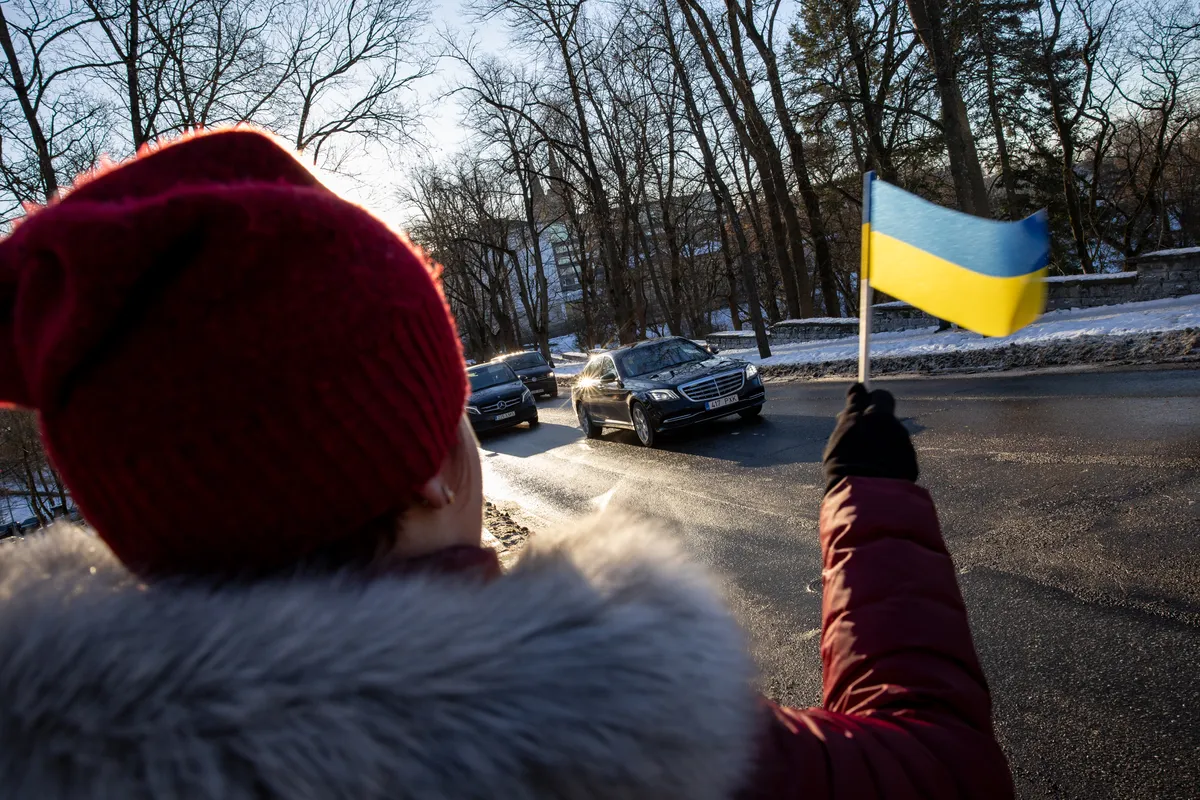 Kadriorust Toompeale sõitnud Zelenskõid tervitas Falgi teel uksik Eesti ja Ukraina lipuga naisterahvas, kes ütles, et ta ei saanud tulemata jätta ja elab Ukrainale väga kaasa.