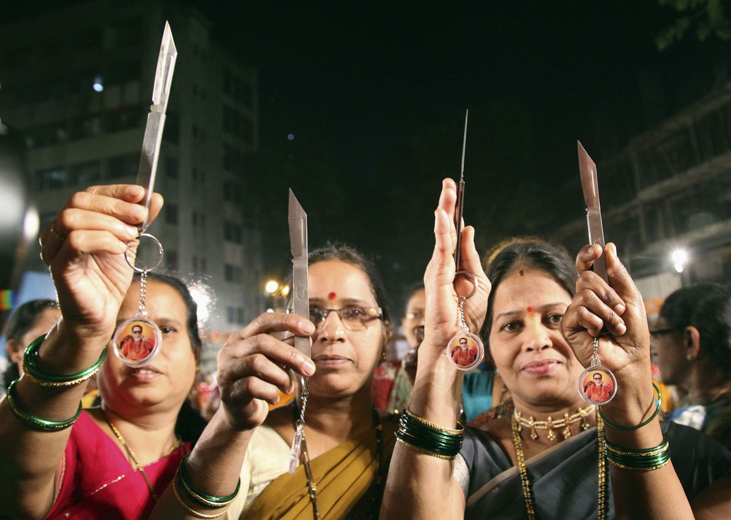Nugadega varustatud India naised Mumbais.