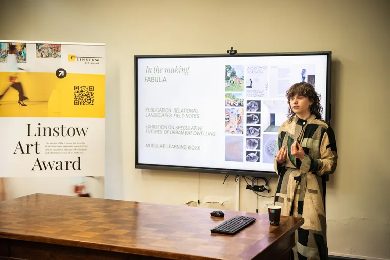 Tīna Alise Drupa, 2024. gada LMA Dizaina programmas absolvente, iesniedza mākslas darbu “Meadow Quilt” – eko-sociālā dizaina darbnīcu, kas īstenota sadarbībā ar Latvijas Dabas fondu "Pļavas festivāla" ietvaros un akcentē ilgtspēju un kopradīšanas nozīmi.