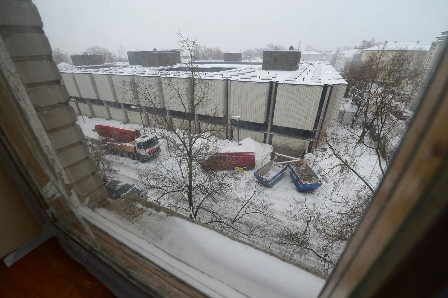Tiigi 7 maja ühest neljanda korruse korterist avaneb raamatukogule selline vaade. Esmaspäeva ja teisipäeva hilisõhtul kostis samasse korterisse raamatukogus mürisenud ventilatsioonisüsteem.
