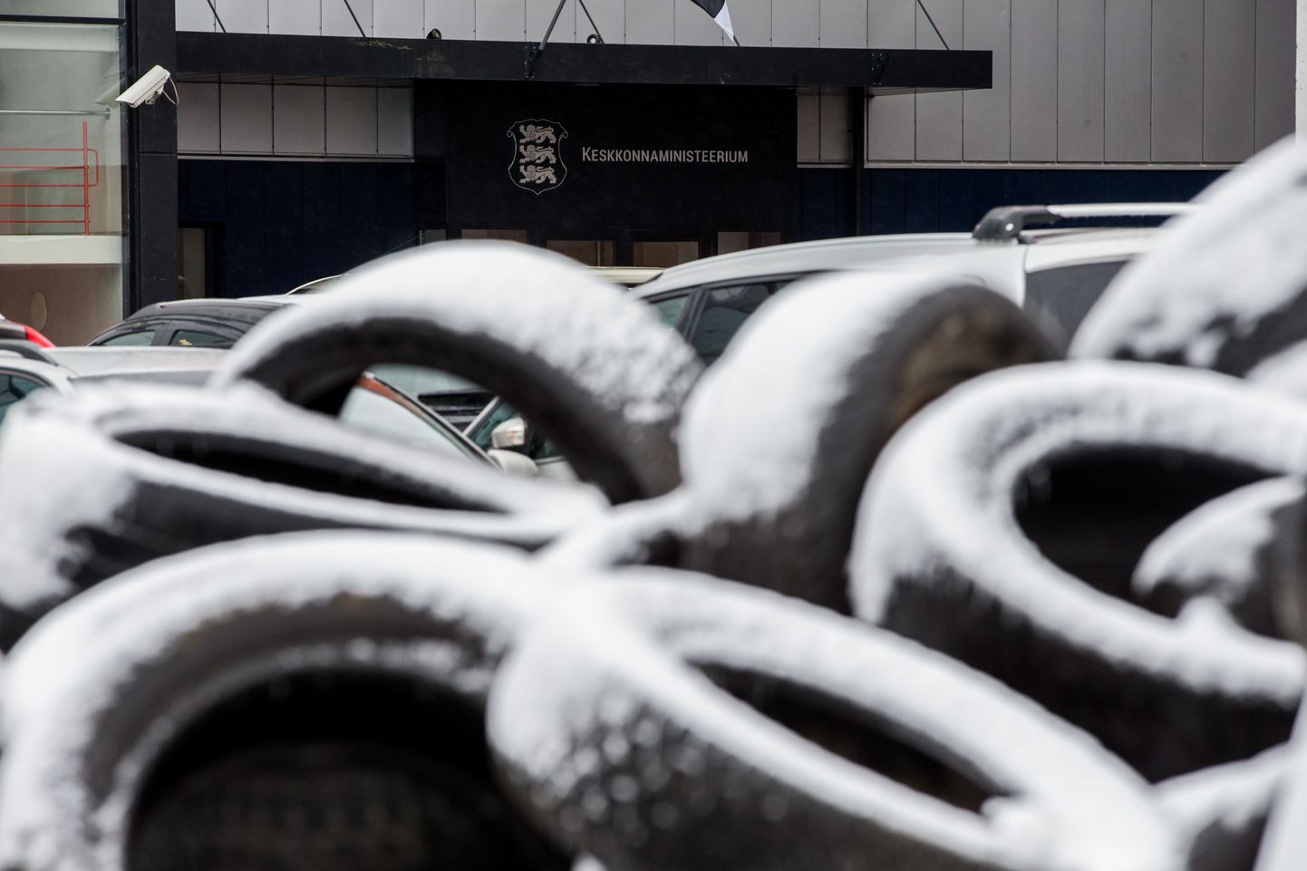 Протестная акция Шинного союза, в рамках которой перед зданием Министерства окружающей среды выгрузили пять тонн старых шин