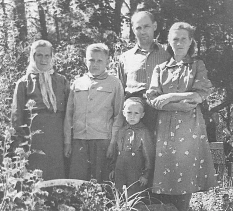 PERE: Vanaema (vasakul), vend Rein, isa Aleksander, Raivo ja ema Emilie.