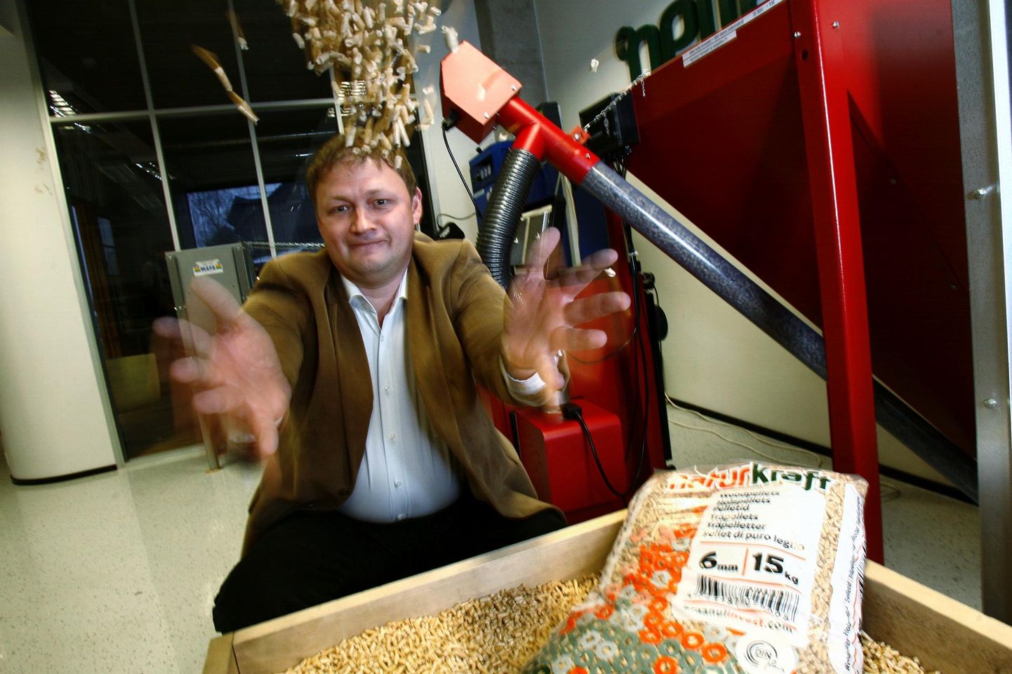 Euroopa suurima pelletitootja Graanul Investi omanik Raul Kirjanen viskab pelleteid õhku.