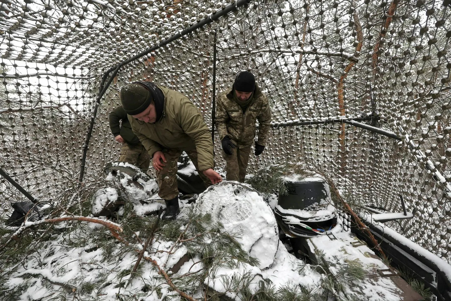 Украинские солдаты на позициях в Харьковской области. Украинцы опасаются, что, если война продолжится в нынешних условиях, придется отступать в сторону Днепра.