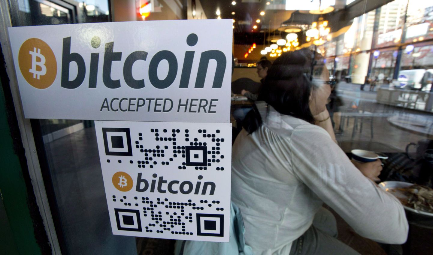 Esimene bitcoin’i pangautomaat avati Kanadas ühes Vancouveri kohvikus 2013. aasta oktoobris. Pangautomaat vahetab Kanada dollareid bitkoin’ide vastu ja vastupidi.