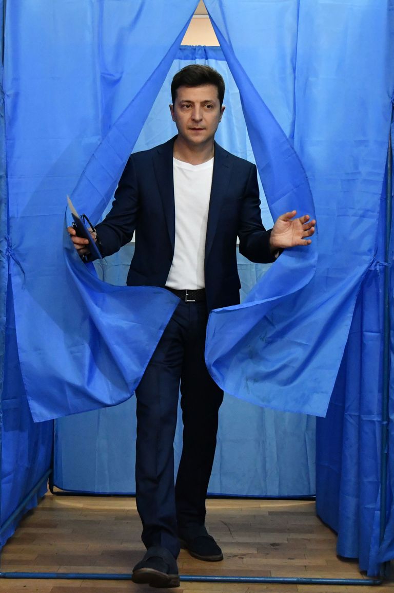 Volodõmõr Zelenskõi astumas välja Kiievi valimisjaoskonnas hääletuskabiini lipusiniste kardinate vahelt. Владимир Зеленский.