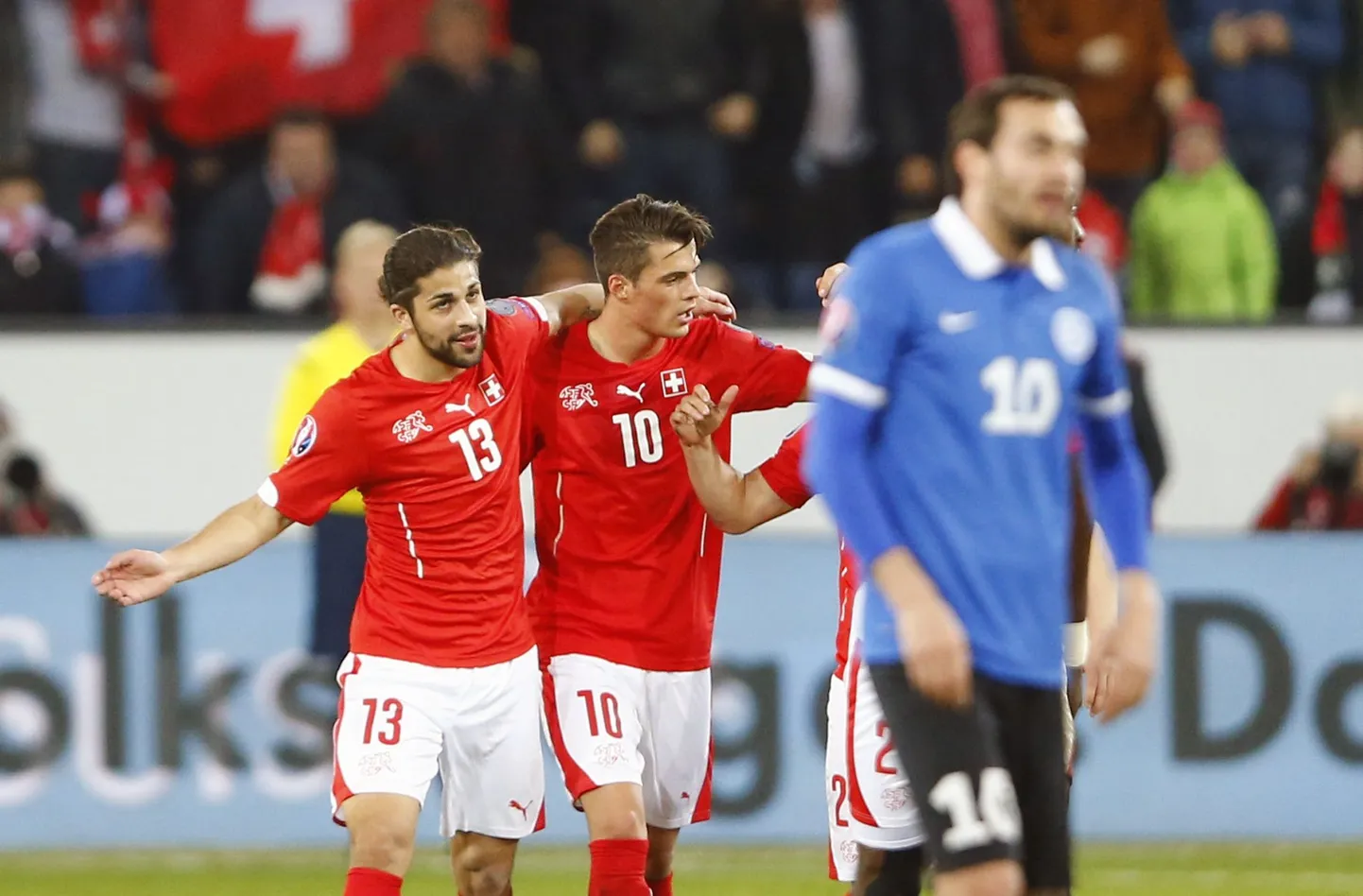 Granit Xhaka (keskel) tähistab mullu märtsis Eestile löödud väravat.