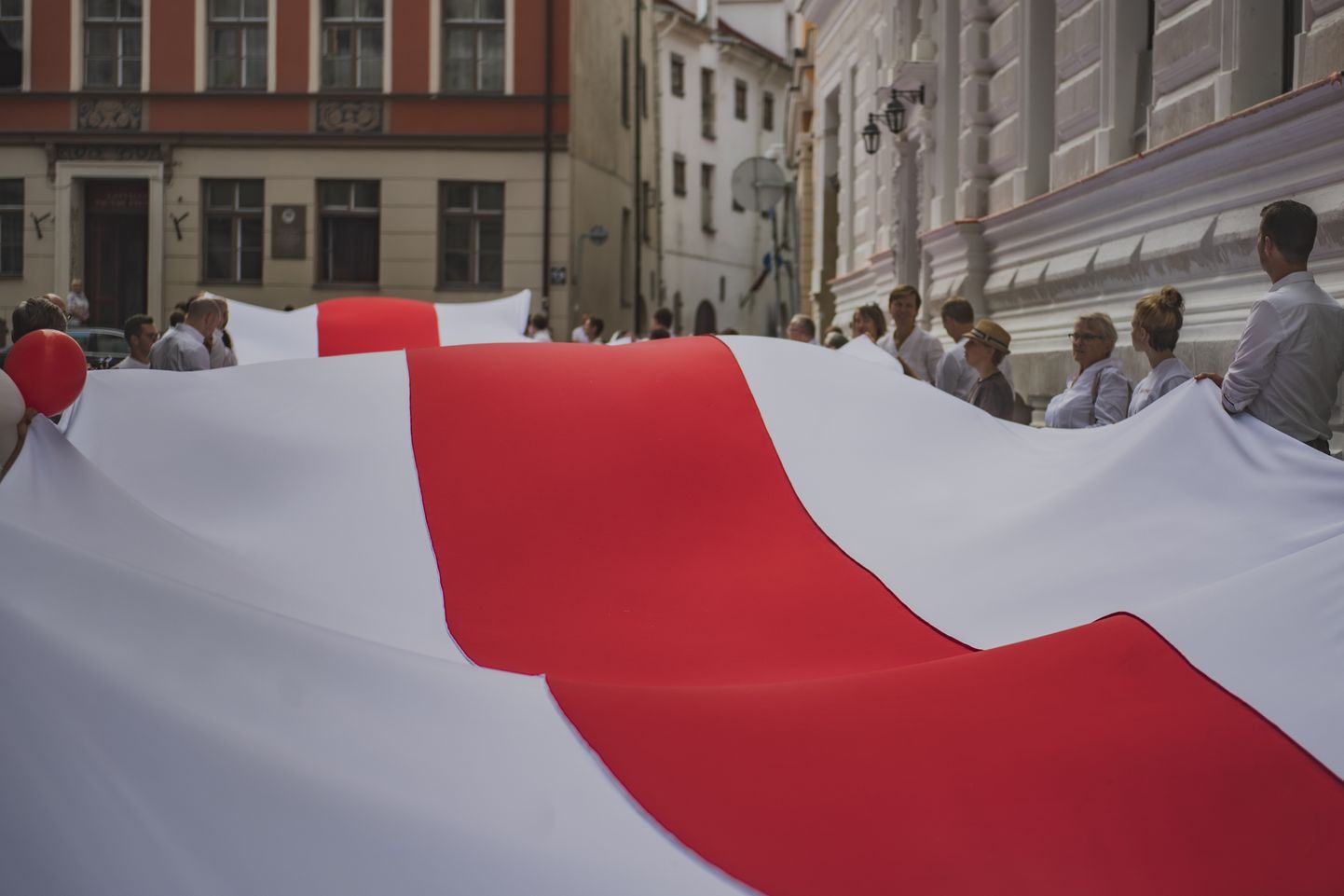 Огромный флаг Беларуси в Риге