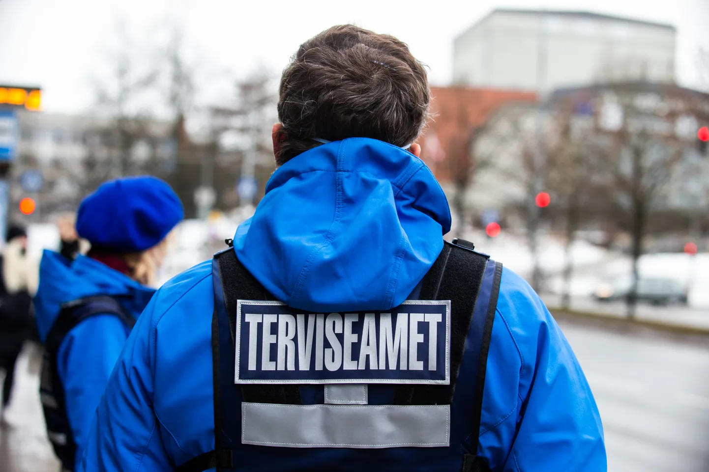 Terviseamet kontrollimas koos politseiga bussisõitjate maskikandmist. Neile kellel maski ei olnud pakuti esialgu lahkelt tasuta maski.
