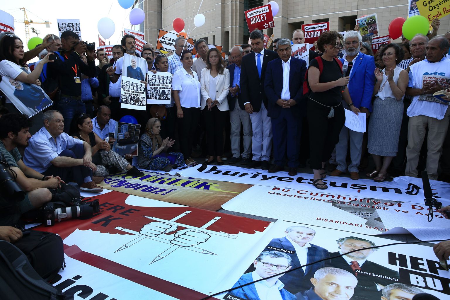Aktivistid kogunesid Istanbuli kohtumaja juurde, et avaldata toetust kohtu ette astuvatele ajakirjanikele.