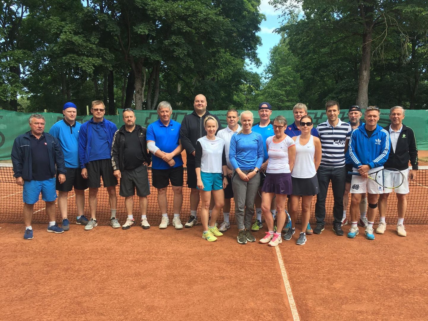 Juubeliaasta tenniseturniiril osalejad Rakveres.
