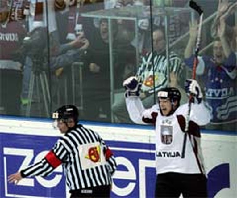 2006. gada 9. maijs, Rīga. Aleksandrs Jerofejevs atzīmē savus pirmos vārtus pasaules čempionātā. Tiesneša žests to apstiprina. 