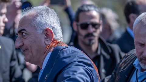 Сына свергнутого шаха Ирана в Берлине облили томатным соусом