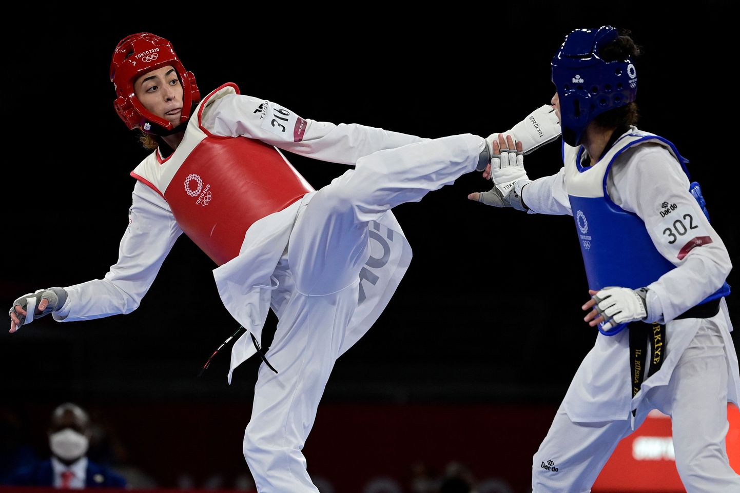 Türklanna Hatice Kübra İlgün (sinises) alistas Tokyo olümpiamängudel taekwondo's naiste 57 kilogrammi kategoorias pronksmedalivõistlusel Kimia Alisadehi (punases)