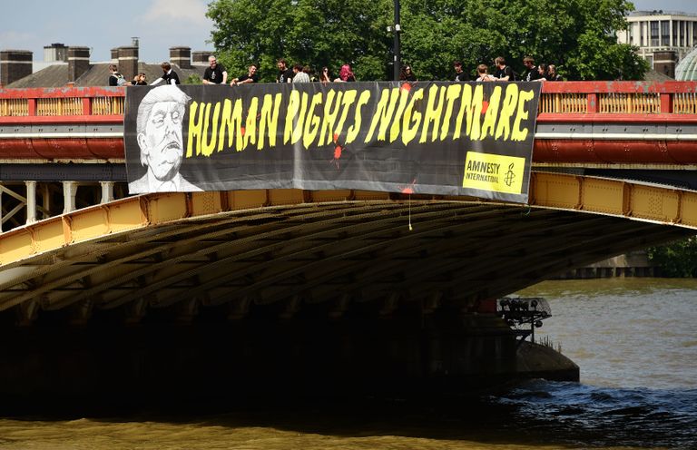 inimõigusteühenduse Amnesty International plakat Londonis Vauxhalli sillal kirjeldab Donald Trumpi kui inimõiguste õudusunenägu.