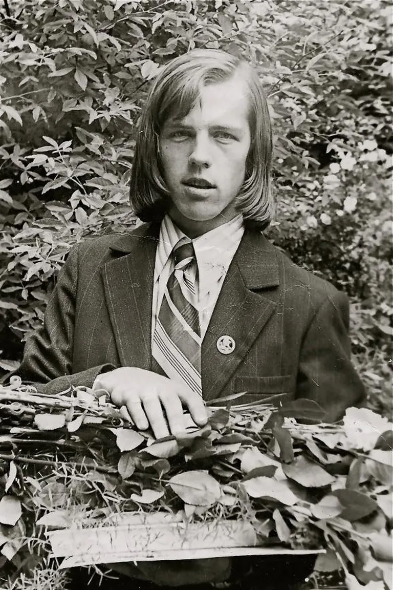 1975. gadā, absolvējot Liepājas Emiļa Melngaiļa mūzikas vidusskolu.