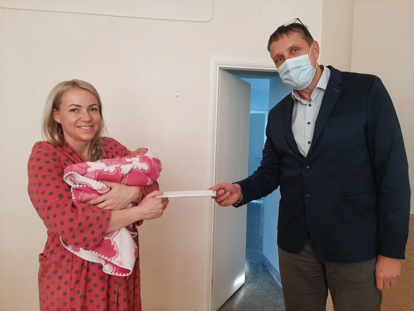 Haigla juht Priit Tampere andis ema Liisile ja tema veel nime ootavale pisitüdrukule edasi Rotary klubi kingituse, ümbriku 200 euroga.