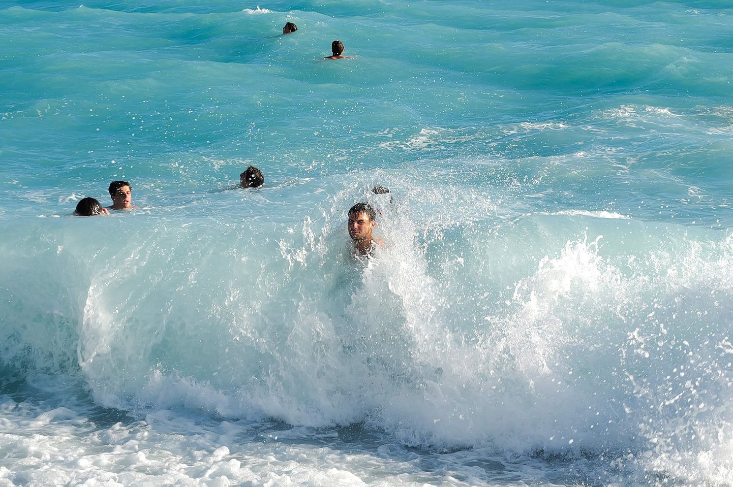 Люди пытаются спастись от аномальной жары в Средиземном море, когда вода уже не очень-то и прохладная.