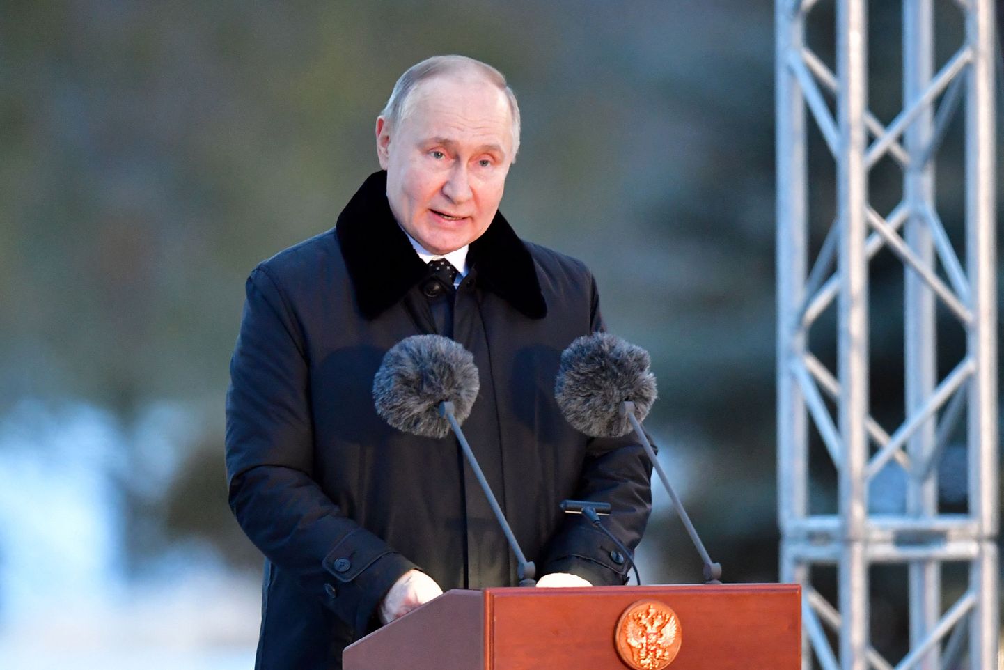 Venemaa president Vladimir Putin peab kõnet 27. jaanuaril 2024 . aastal Leningradi oblastis Zaitsevo küla lähedal teises maailmasõjas hukkunud tsiviilisikute mälestusmärgi avamistseremoonial, mis on osa üritustest, millega tähistatakse Leningradi vabastamist natside blokaadist teise maailmasõja ajal 80. aastapäeva.