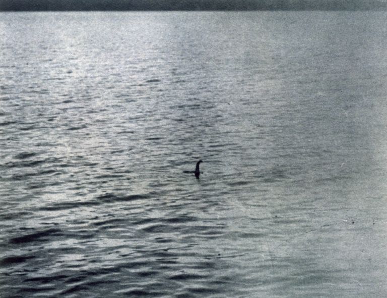 Robert Kenneth Wilsoni foto, mille ta tegi 19. aprillil 1934 Loch Nessi järve juures