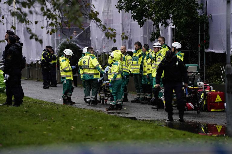 Rootsi Göteborgi päästetöötajad Annedali linnaosas, kus asuvas kortermajas toimus plahvatus ja tekkis põleng