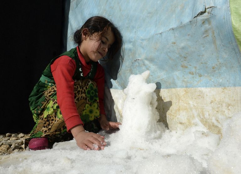 Liibanonis asuva süürlaste põgenikelaagri laps lumememme tegemas