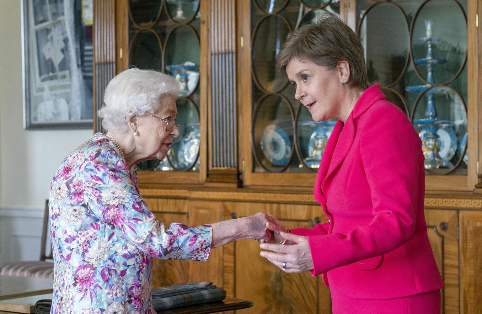 Ühendkuningriigi kuninganna Elizabeth II ja Šotimaa esimene minister Nicola Sturgeon 2022. aasta juunis Edinburghis. 