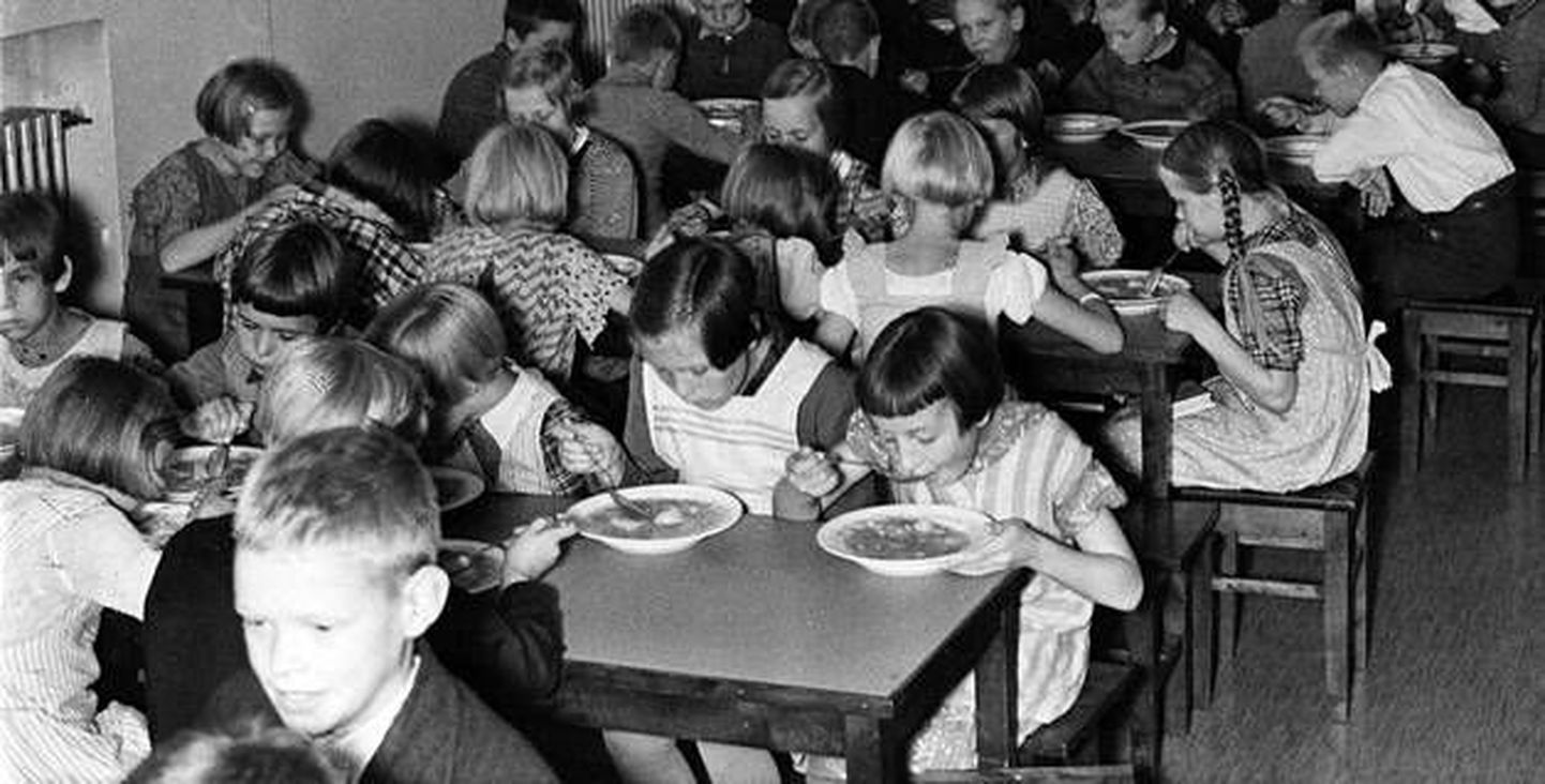 Soome 100: Aleksis Kivi nimelises algkoolis pakuti 1936 aastal lastele lihasuppi. See muide, on siiani laste lemmik.