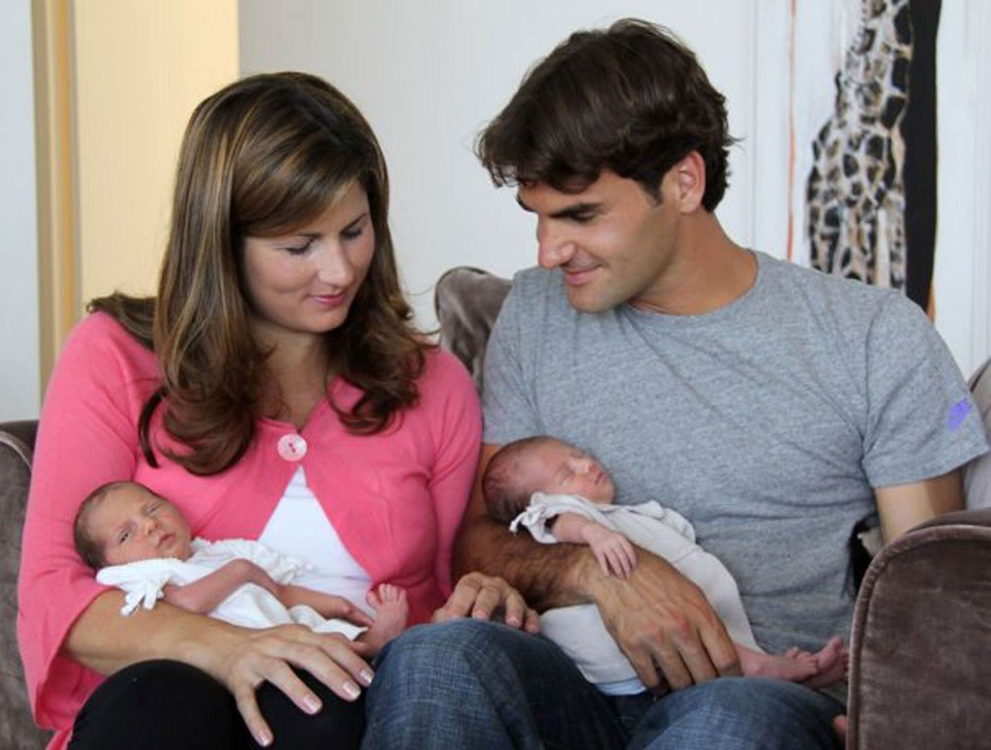 Roger Federer ja tema abikaasa Mirka 2009. aasta augustis koos vastsündinud kaksikute tütardega. See on esimene pilt Federeri tütardest.