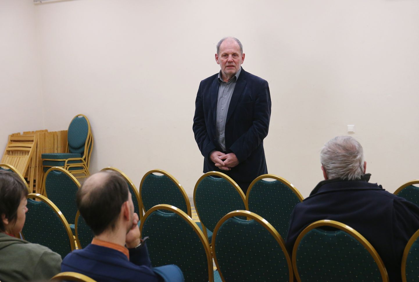 Peeter Ernits Elvas valijatega kohtumas.