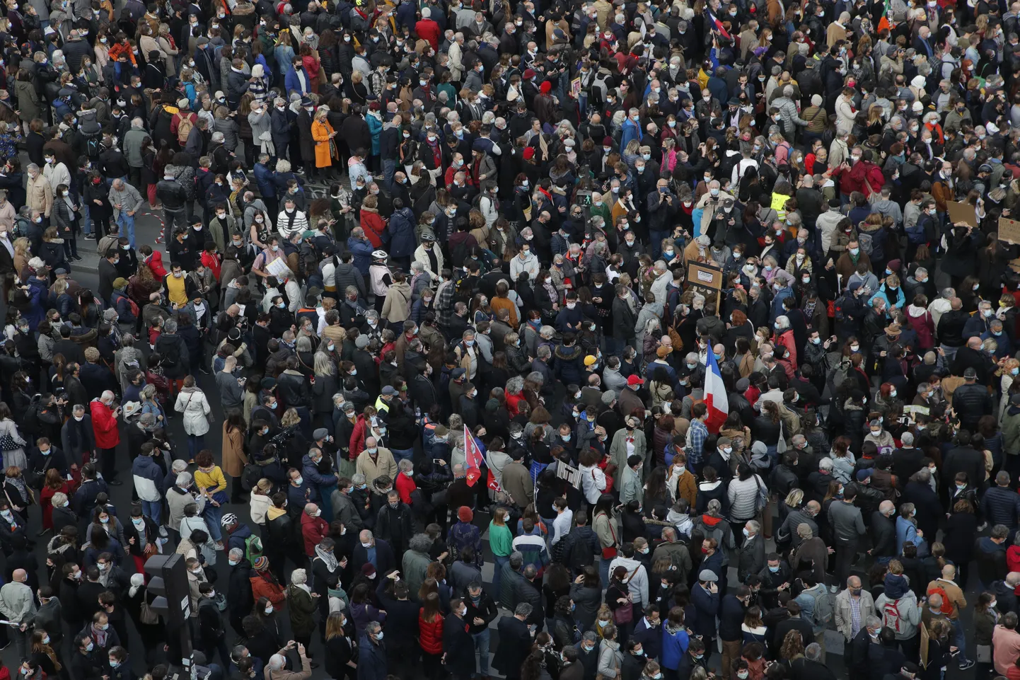 Francijā tūkstošiem cilvēku demonstrācijās apliecina cieņu nogalinātajam vēstures skolotājam