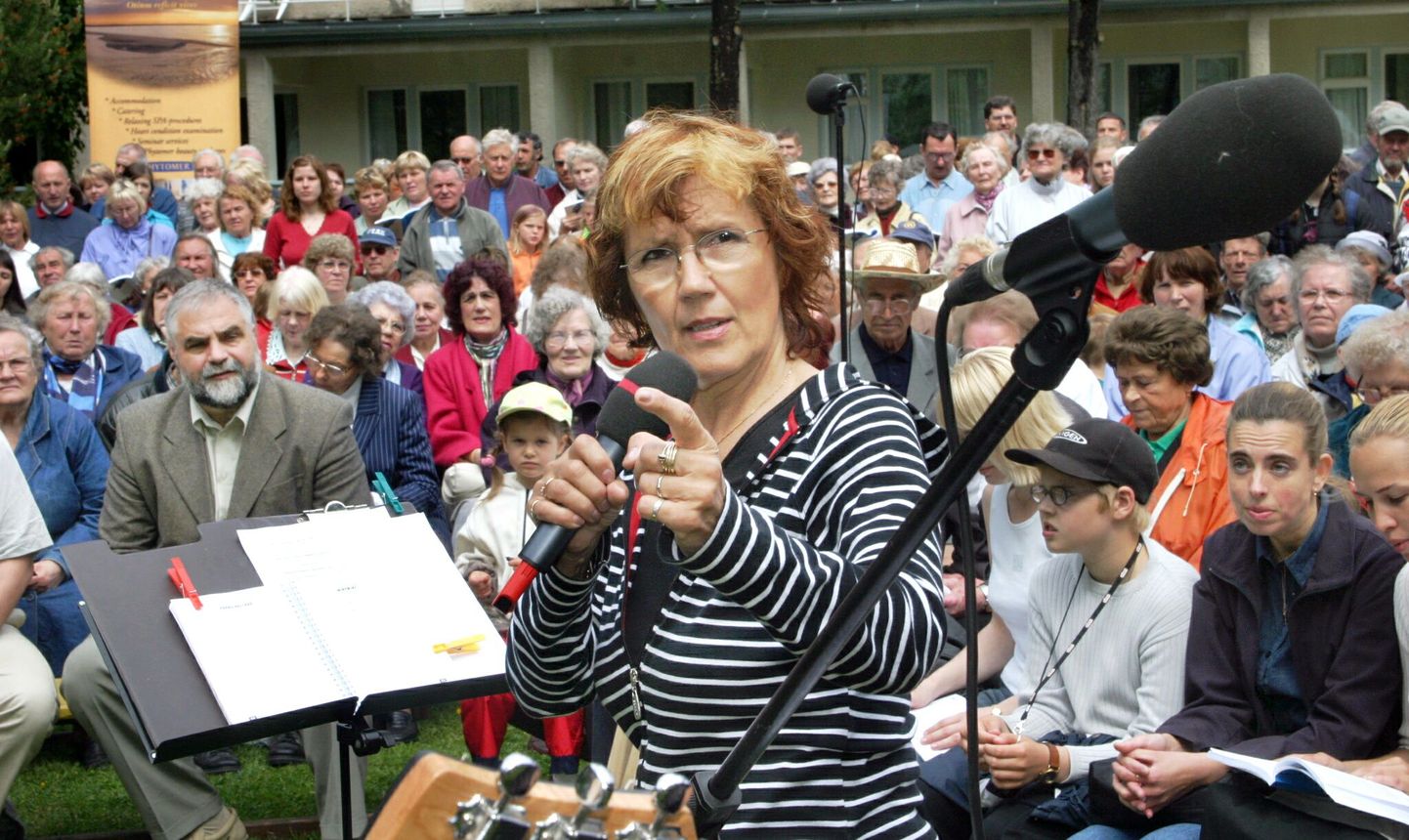 Reet Linna juhitav «Laulge kaasa!» 2004. aastal Pärnus.