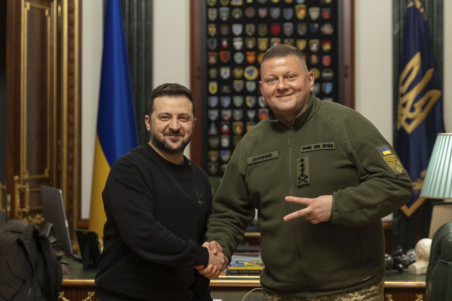 Ukraina president Volodõmõr Zelenskõi ja relvajõudude juhi kohalt vabastatud kindral Valeri Zalužnõi eile õhtul.