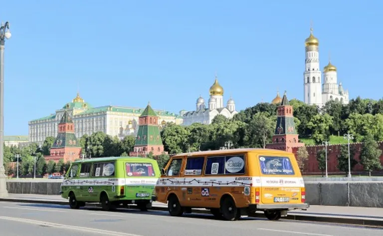 Москва, фото на память на фоне Кремля