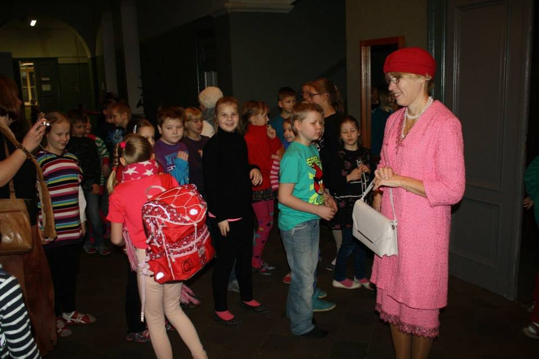 Vanalinna kooli õpilasi tervitas keelenädalal kuninganna Elizabeth II.